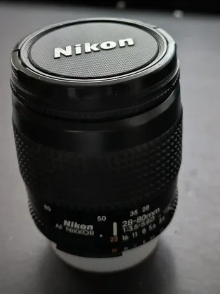 Cámara Nikon F50 con accesorios.