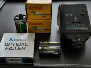 Cámara Nikon F50 con accesorios.