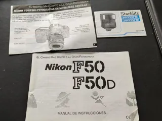 Cámara Nikon F50 con accesorios.