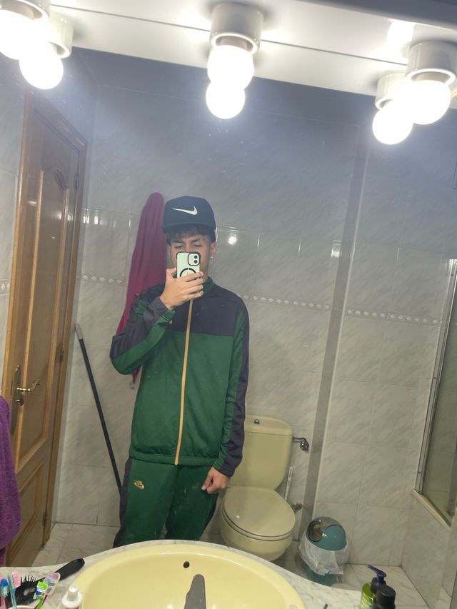 Conjunto deportivo Nike verde y morado