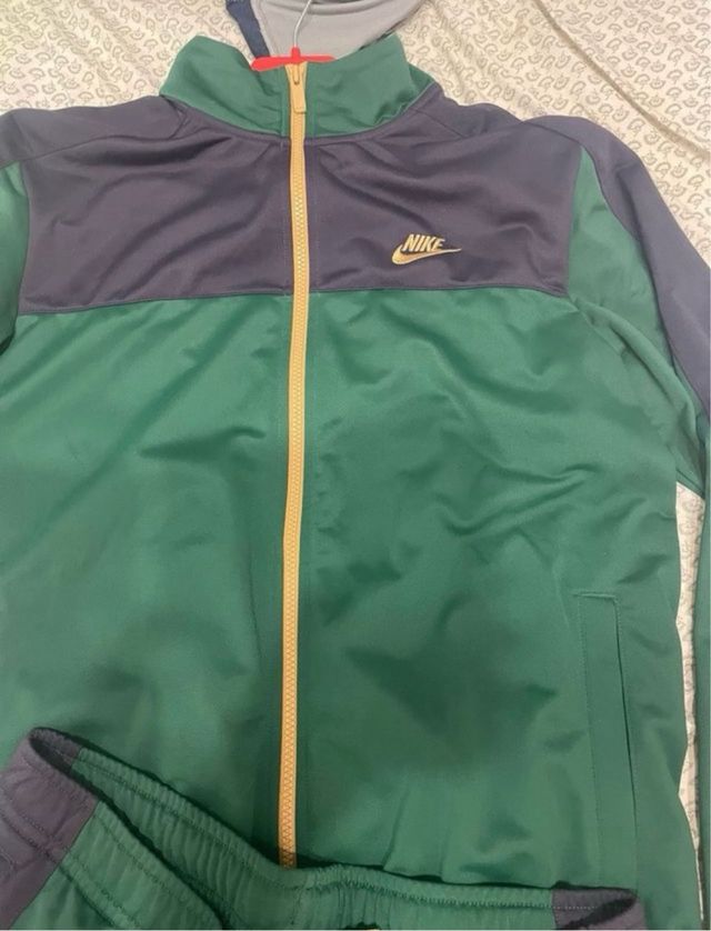 Conjunto deportivo Nike verde y morado