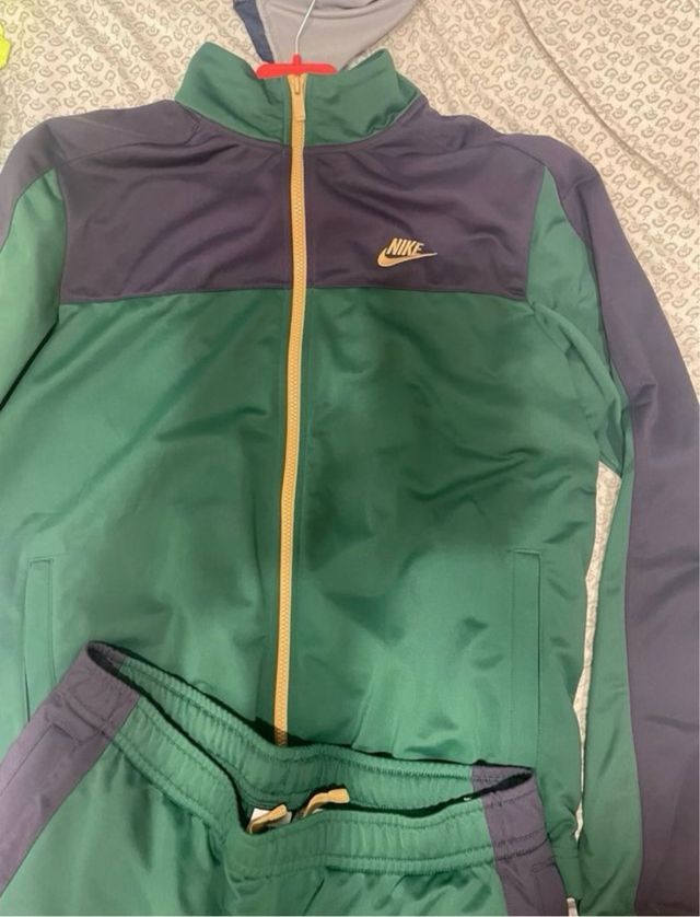 Conjunto deportivo Nike verde y morado