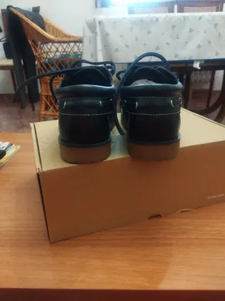 Náuticos de piel negros y marrones