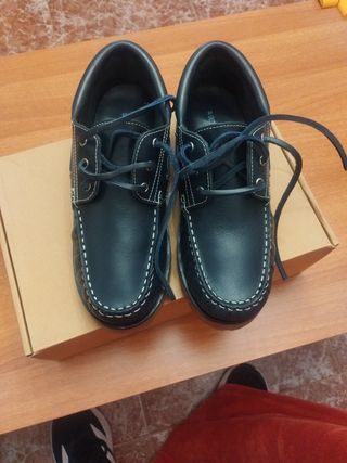 Náuticos de piel negros y marrones