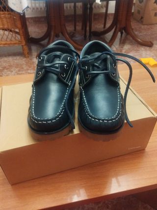 Náuticos de piel negros y marrones