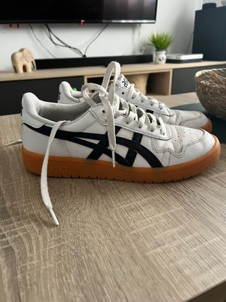 Zapatillas Asics casuales blancas y negras