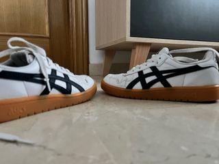 Zapatillas Asics casuales blancas y negras