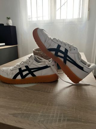 Zapatillas Asics casuales blancas y negras