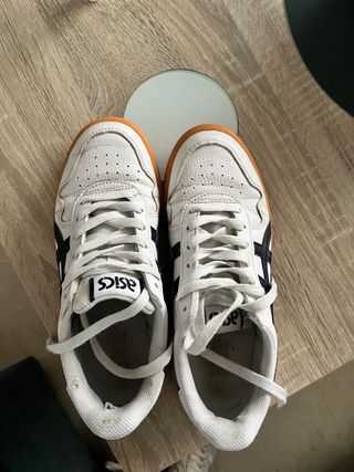 Zapatillas Asics casuales blancas y negras