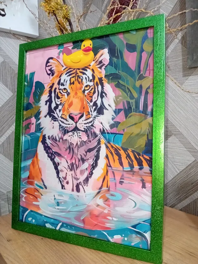 Cuadro verde lienzo Tigre en Bañera con Patito