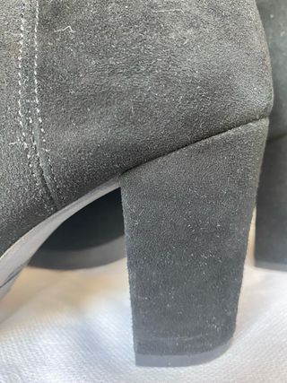 Botines ante negros talla 39, pisada blanda.