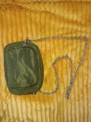Bolso pequeño verde con cadena