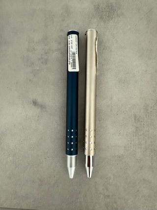 Coppia penne blu e argento