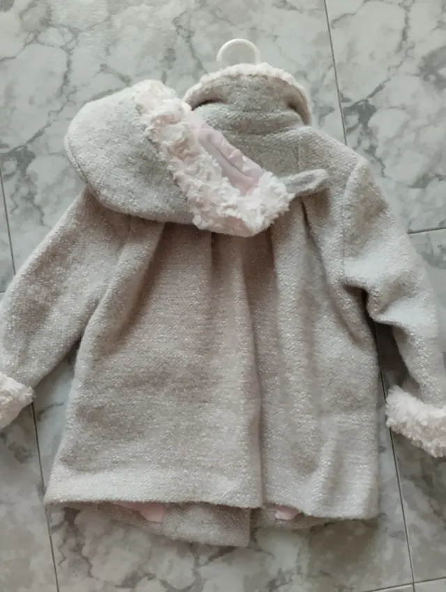 Abrigo niña invierno con capucha extraíble