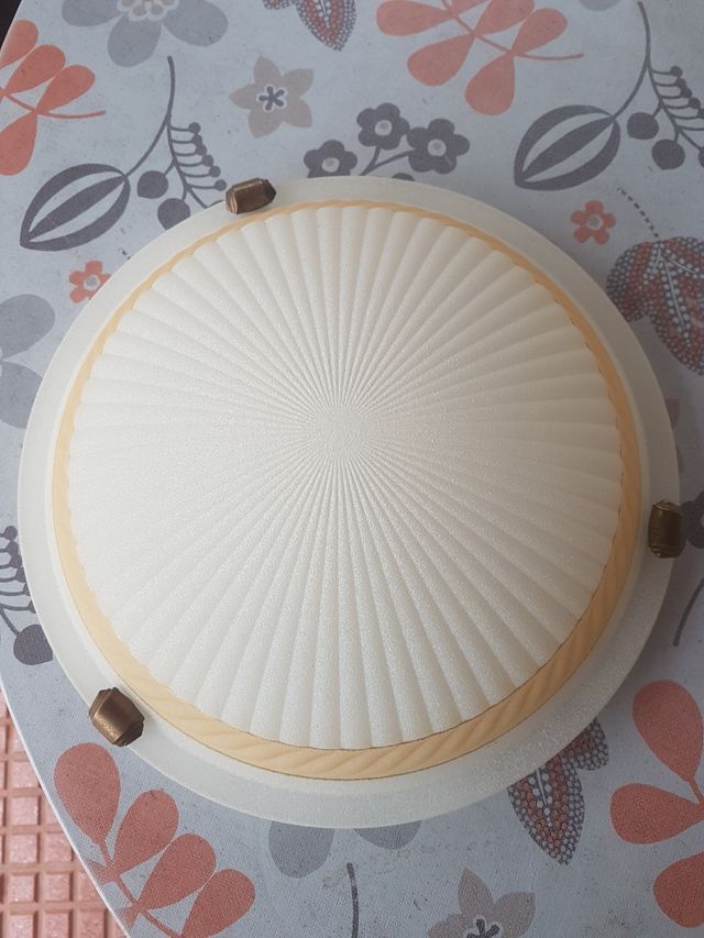 Lámpara de techo blanca y dorada