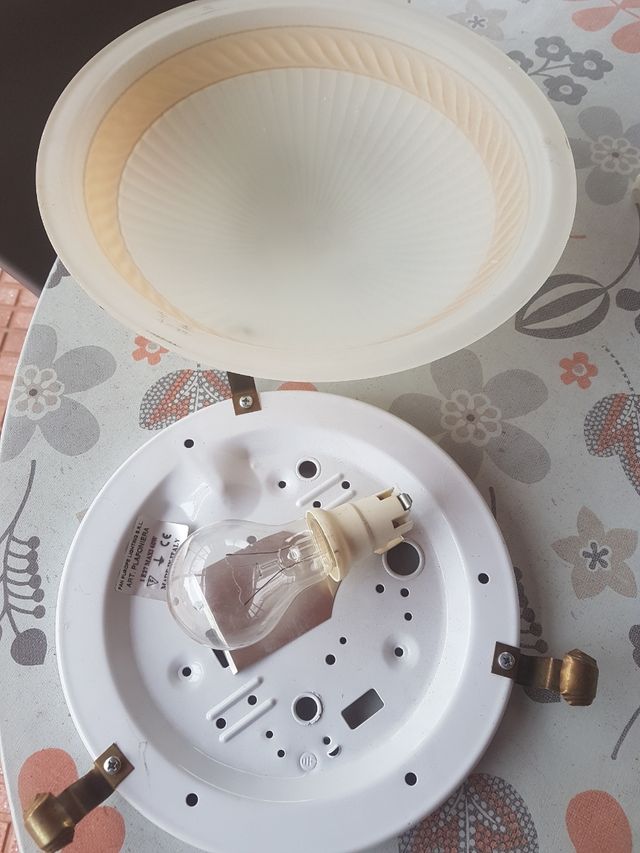 Lámpara de techo blanca y dorada