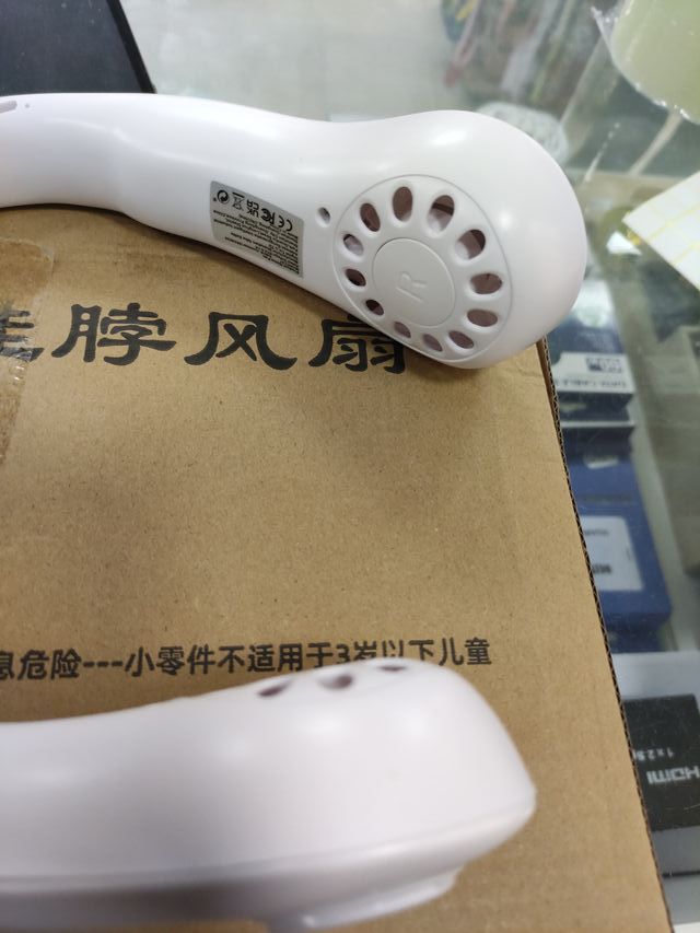 Ventilador de cuello blanco