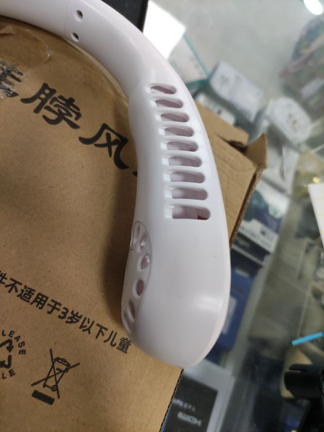 Ventilador de cuello blanco