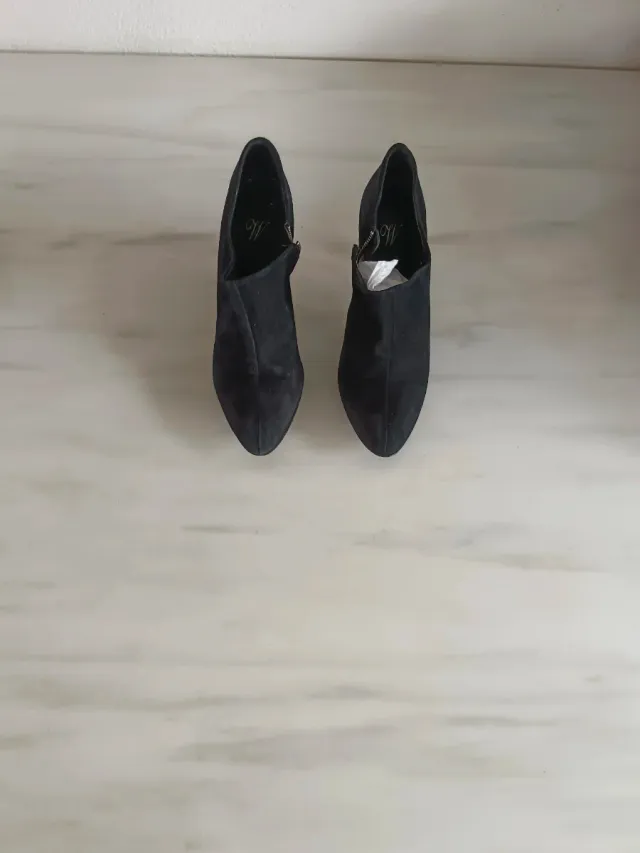 Botines negros piel tacón alto