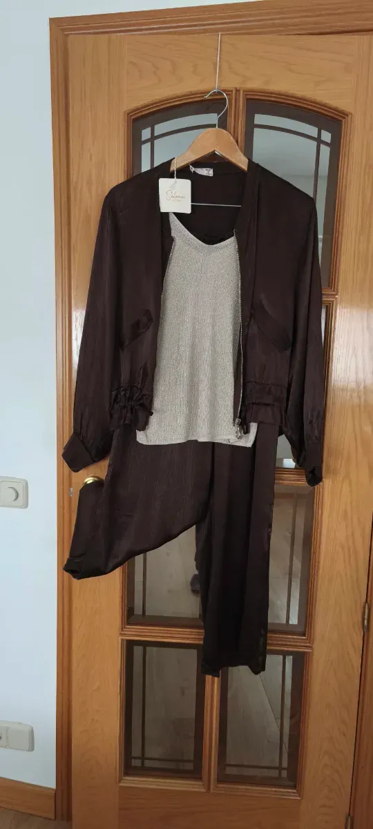 Conjunto pantalón y bomber marrón