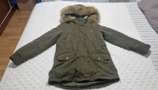 Abrigo verde militar con capucha