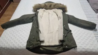 Abrigo verde militar con capucha