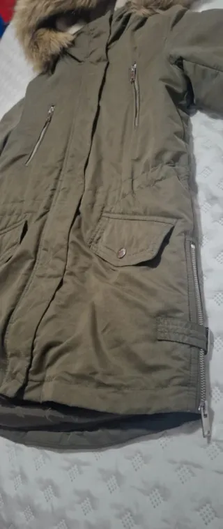 Abrigo verde militar con capucha