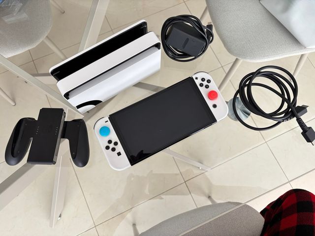Nintendo Switch OLED completamente bianco