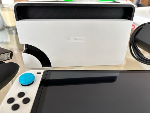 Nintendo Switch OLED completamente bianco
