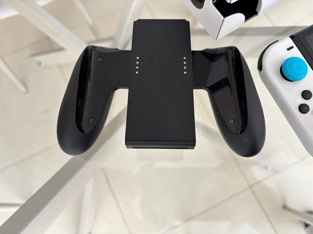 Nintendo Switch OLED completamente bianco