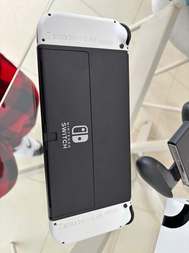 Nintendo Switch OLED completamente bianco