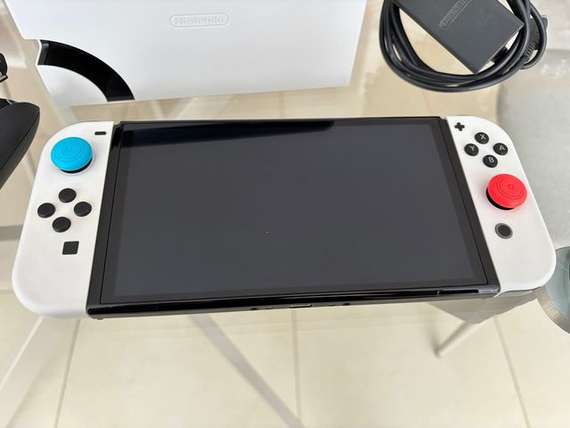 Nintendo Switch OLED completamente bianco
