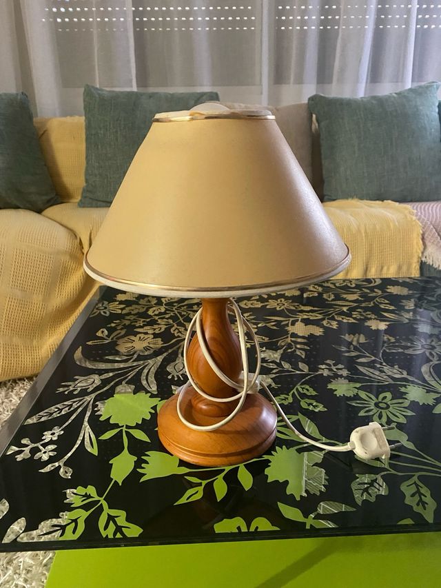 Lámpara de mesa madera y tela