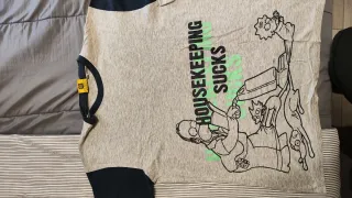 Camiseta Los Simpson Housekeeping Sucks