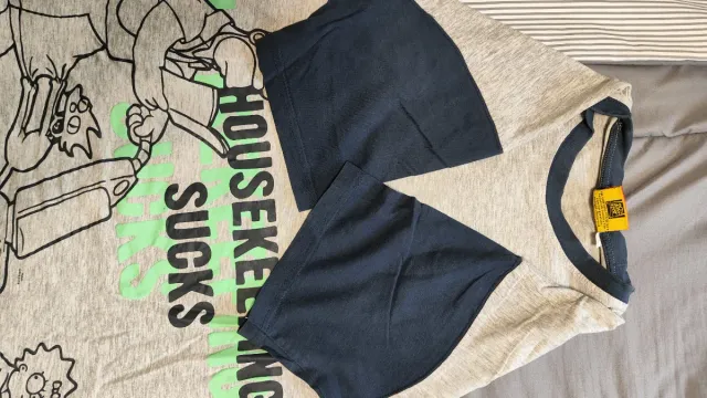 Camiseta Los Simpson Housekeeping Sucks