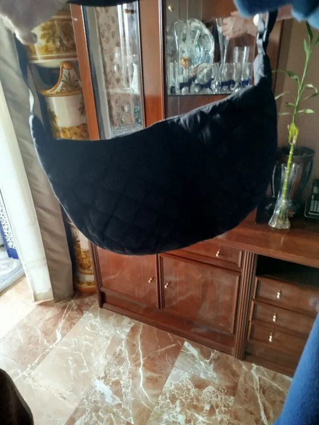 Bolso bandolera acolchado negro. 44 largo,24 Alto.