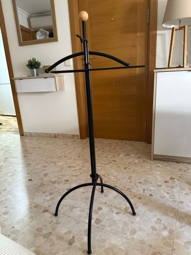 Galan de pie 114cm negro y madera