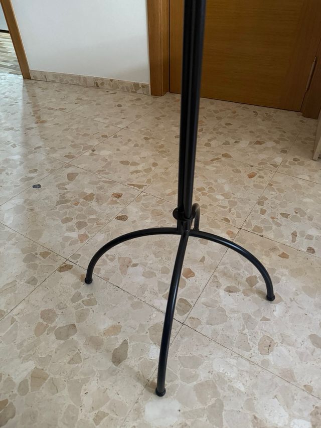 Galan de pie 114cm negro y madera