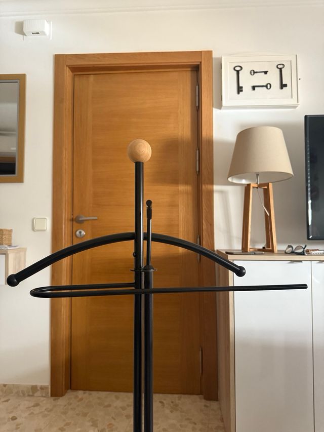 Galan de pie 114cm negro y madera