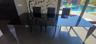 Mesa de comedor de cristal y metal