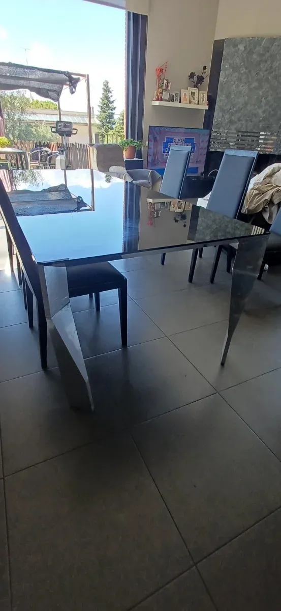 Mesa de comedor de cristal y metal