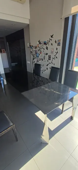 Mesa de comedor de cristal y metal