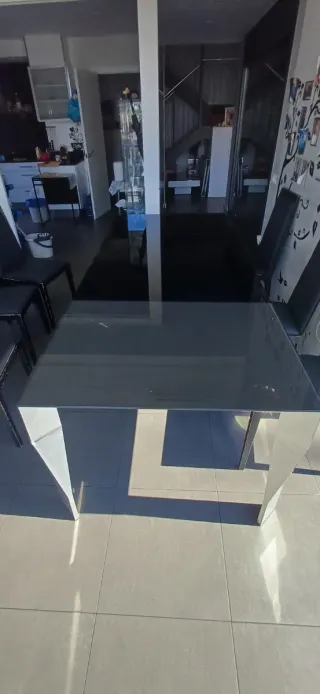 Mesa de comedor de cristal y metal