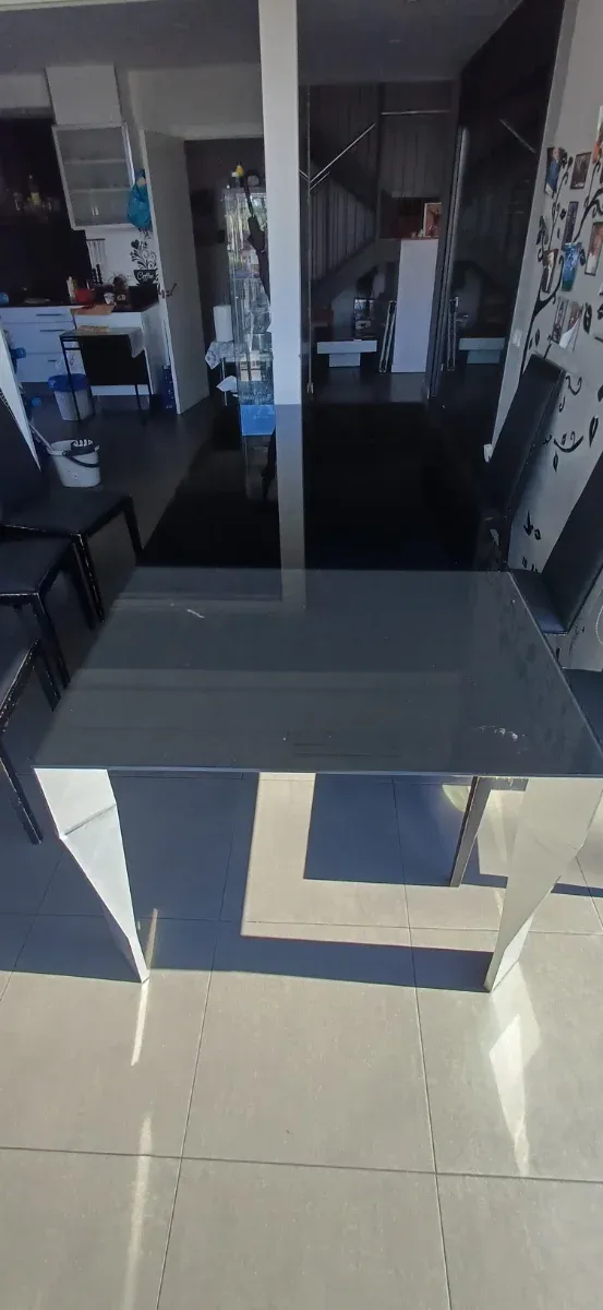 Mesa de comedor de cristal y metal