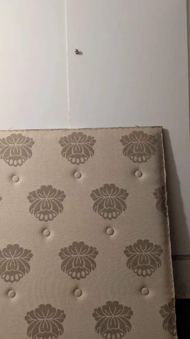 Testiera da letto imbottita antica