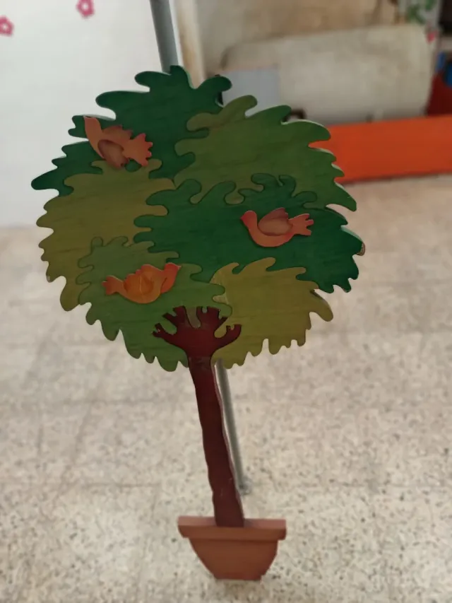 Albero in legno intagliato con uccelli