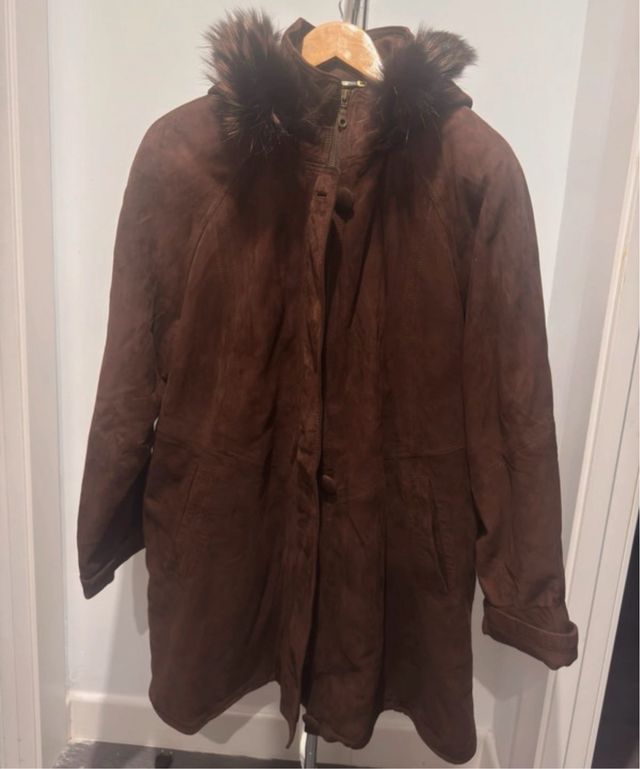 Abrigo de piel marrón