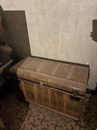 Armario antiguo madera y sillas