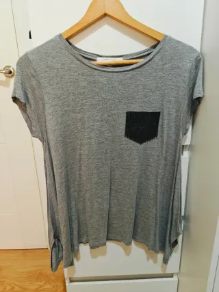 Camiseta gris con bolsillo pedrería