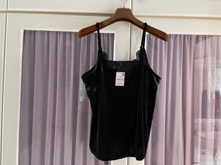 Top terciopelo y encaje negro